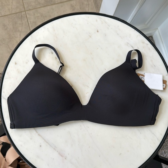 SKIMS Other - SKIMS wireless form lightly lined bra onyx 36D
